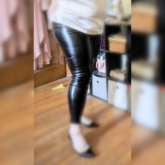 Faux Leather Leggings - Picture 3 of 4
